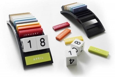 Wooden desk calendar